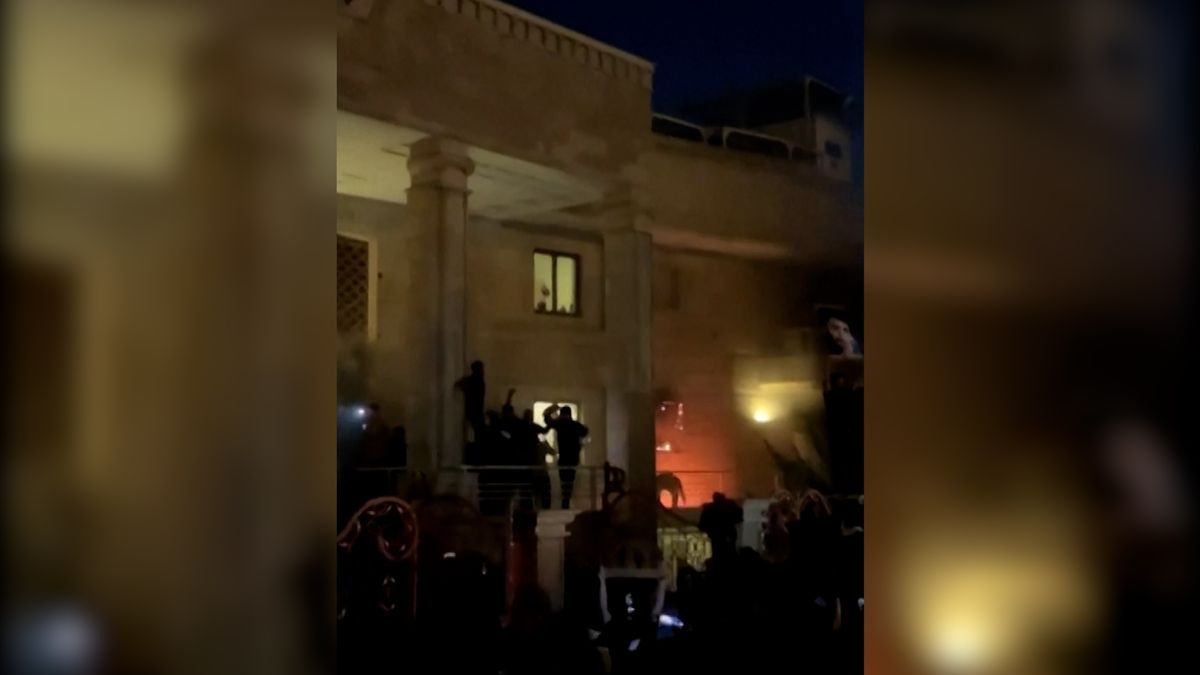 Demonstranti vnikli do švédské ambasády v Bagdádu a zapálili ji